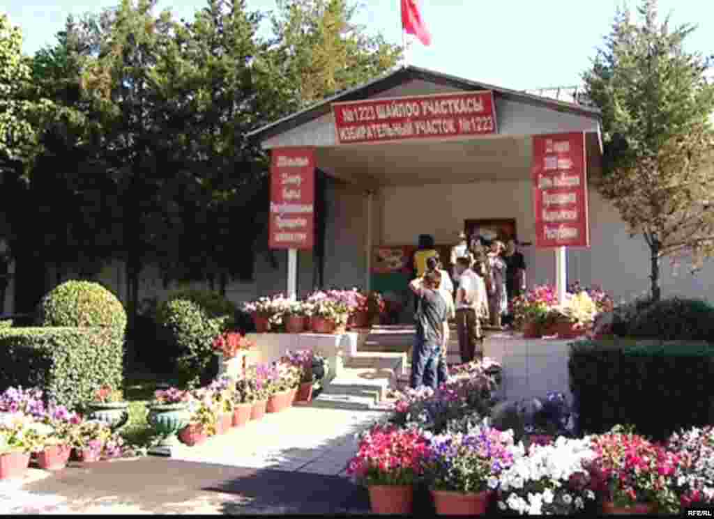 Республика боюнча 2333 шайлоо участкасы уюшулган. - Kyrgyzstan - Day of presidential elections in Kyrgyzstan. 23July2009