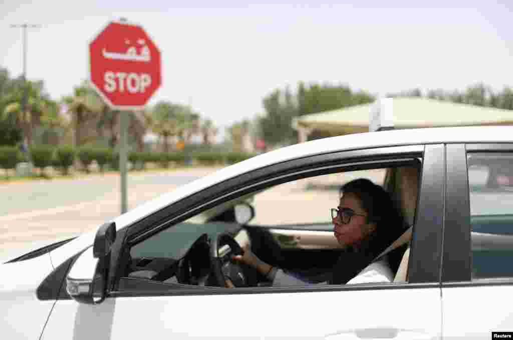 В Саудовской Аравии против вождения автомобиля женщинами выступали консервативные исламисты. Женщины, отстаивавшие это право, часто подвергались наказаниям и арестам.