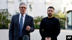 Премьер-министр Великобритании Кир Стармер (слева) и президент Украины Владимир Зеленский общаются со СМИ после встречи с европейскими лидерами по усилению поддержки Украины в Париже, 27 марта 2025 года