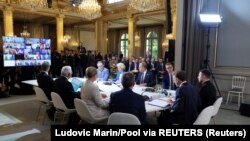 Президент Франции Эммануэль Макрон и президент Украины Владимир Зеленский возглавляют саммит «Коалиции желающих» в Елисейском дворце в Париже, Франция, 4 сентября 2025 года (иллюстраивное фото)