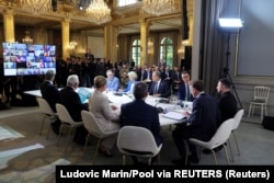 Президент Франції Еммануель Макрон та президент України Володимир Зеленський головують на саміті Коаліції охочих у Єлисейському президентському палаці в Парижі, Франція, 4 вересня 2025 року