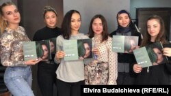 Назикат Шаршенбаева окуучулары менен.