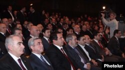 Президент Армении Серж Саргсян (второй слева) и лидер партии «Процветающая Армения» Гагик Царукян (третий слева) на 5-м съезде партии «Процветающая Армения», 12 февраля 2011 г. 