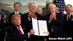 АКШ президенти Голан дөңсөөлөрү боюнча документке кол койгондон кийин, Вашингтон, 25-март 2019-жыл.