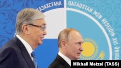 Russiýanyň prezidenti Wladimir Putin hem Gazagystanyň prezidenti Kasym-Žomart Tokaýew Omskide geçen duşuşykda. 2019-njy ýylyň 7-nji noýabry.