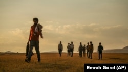 تصویر آرشیف: تعدادی از جوانان پناهجوی افغان در ترکیه 