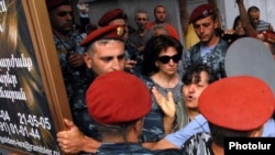 Armenia - Police officers help to enforce the forcible closure of kiosks in Yerevan, 10Aug2011.