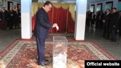 Tajik President Emomali Rahmon casts his vote in Dushanbe.