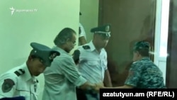 Ժիրայր Սեֆիլյանին հեռացնում են դատարանի դահլիճից, արխիվ 