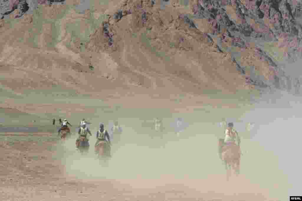 Жергиликтүү эл  өтө бийик тоолуу аймакка аттар чыдабай тез эле өлүп калгандыктан көп бакпай калышкан.  - Tajikistan - Murgab, Gorno Badakhshan, Horse Festival 19July2009