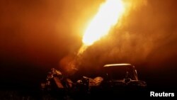 Військовий мобільної вогневої групи веде вогонь із зенітного кулемета по російському дрону на Харківщині, липень 2025 року