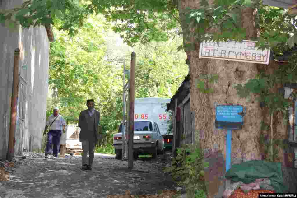 В самом центре села за универмагом находится мавзолей Арстанбап-Ата