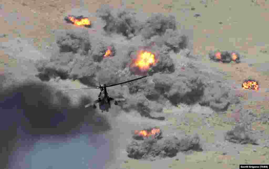 Удары с вертолета по горным склонам близ Душанбе (Таджикистан), во время военных учений &laquo;Центр-2019&raquo;, которые проходят с 16 по 21 сентября.