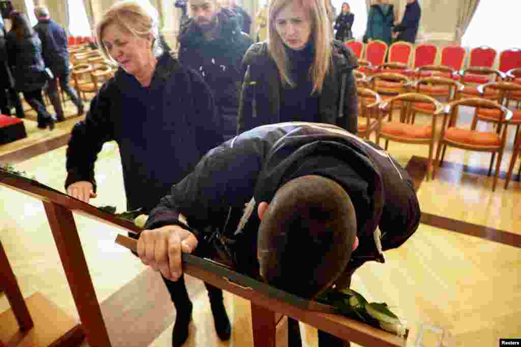 Черногориянын Цетине шаарынын куралдуу кол салуудан мерт кеткен тургундарынын жакындары эскерүү иш-чарасында.