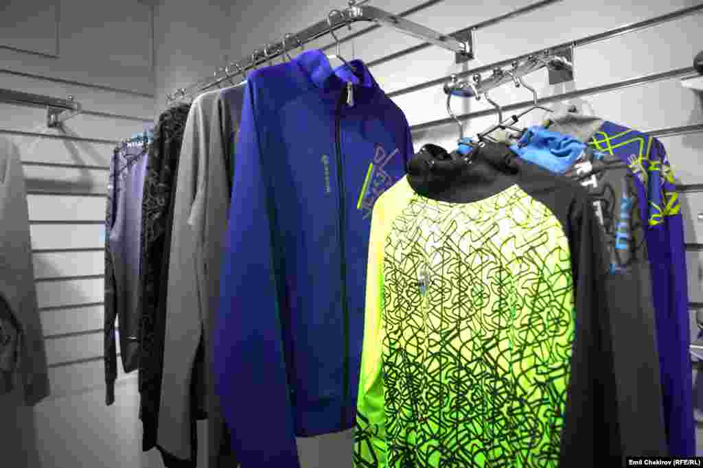 Sport mix линиясынын эркектерге арналган спорттук күрмөлөрү.