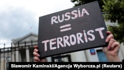Акция у посольства России в Варшаве, архивное фото, 2022 год