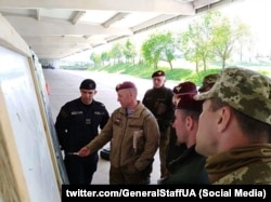 «Майк» (у центрі перед картою) на навчаннях Combined Resolve Х, травень 2018 року