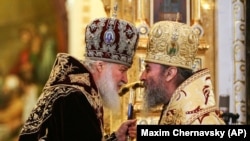 Московський патріарх Кирило (Гундяєв), ліворуч, і глава УПЦ (Московського патріархату) митрополит Онуфрій (Березовський). Москва, Росія. 1 лютого 2015 року