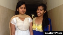 Девушки в традиционных костюмах