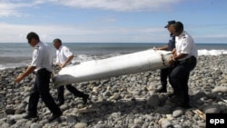 При поисках малайзийского лайнера на берегу острова Реюньон (Франция) был найден обломок неизвестного самолета, 29 июля 2015 г.