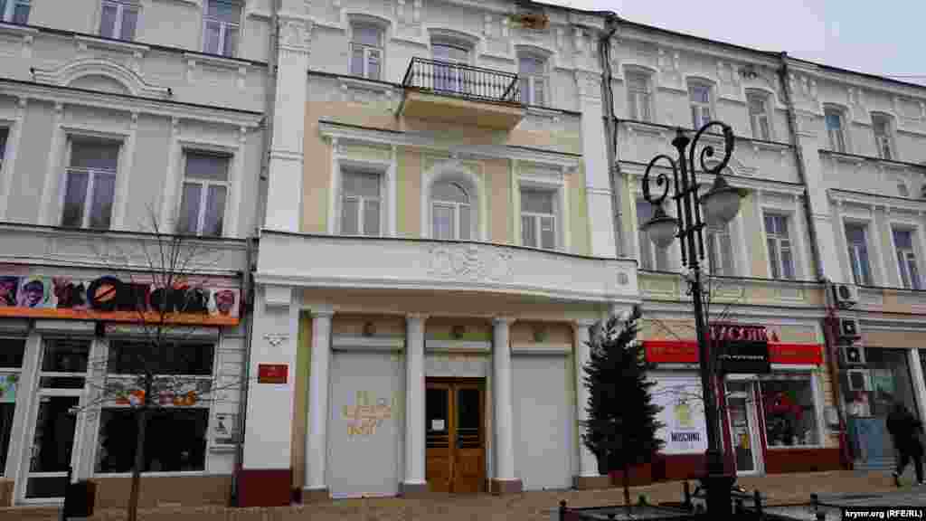 На дверях гарнізонного Будинку офіцерів висить оголошення &laquo;Будинок офіцерів тимчасово не працює (до особливого розпорядження)&raquo;