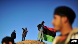 Liwiýanyň oppozisiýasynyň söweşijileri Ras Lanuf şäherine gözegçilik edýärler, 6-njy mart.