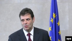 Воислав Коштуница предлагает Косову автономию, но не может четко объяснить, что это такое