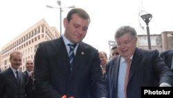 Президент компании «France Telecom» Дидье Ломбар (справа) и вице-мэр Еревана Тарон Маркарян торжественно открывают новый офис компании «Оранж-Армения» в Ереване - 5 ноября, 2009 г.