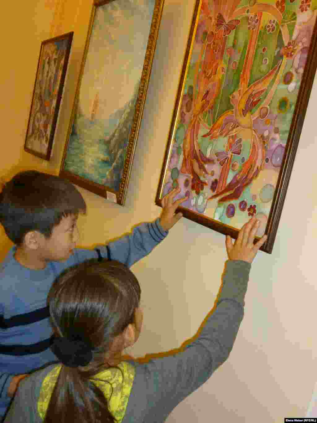 Детям и взрослым разрешалось прикоснуться к представленным работам, попробовать их на ощупь.&nbsp;