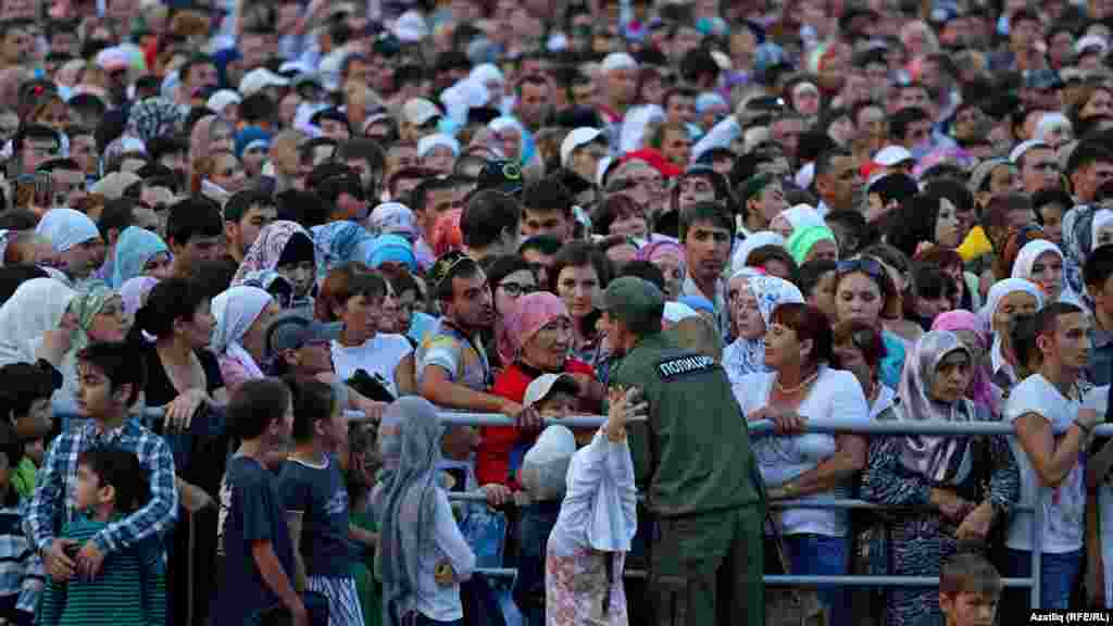 Камал театры каршындагы меңләгән халык, полиция балаларга һәм әби-бабайларга булышырга тырышта