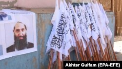 تصویر آرشیف: ملا هبت الله رهبر طالبان و بیرق امارت اسلامی 