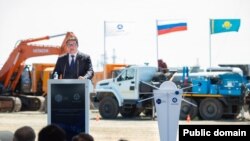 Атом энергиясы жөніндегі агенттік төрағасы Алмасадам Сәтқалиев Қазақстандағы алғашқы АЭС құрылысы жобасын ашу рәсімінде сөйлеп тұр. Алматы облысы, Жамбыл ауданы, Үлкен ауылы, 8 тамыз 2025 жыл. Атом энергиясы жөніндегі комитет таратқан сурет.