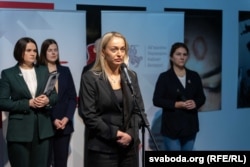 Папярэдніцай Арцёма Брухана на пасадзе сьпікера Каардынацыйнай рады была Анжаліка Мельнікава (у цэнтры), якая зьнікла ў канцы сакавіка