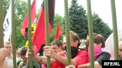 Демонстрация антиглобалистов блокированная на стадионе имени Кирова