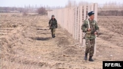 Өзбекстан чек араны бир тараптуу тосууну 2006-жылы эле баштаган. Сүрөттө: чек ара тилкесиндеги кыргыз чек арачылары, Баткен облусу.