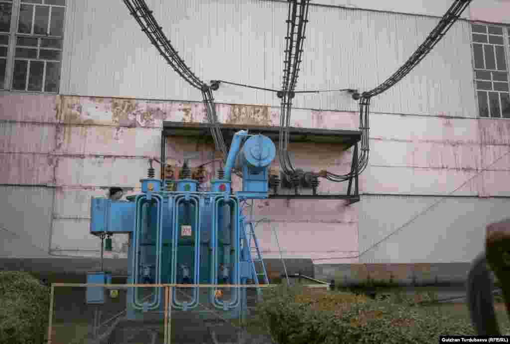 Казан мешке көмүр автоматташтырылган система аркылуу салынат.