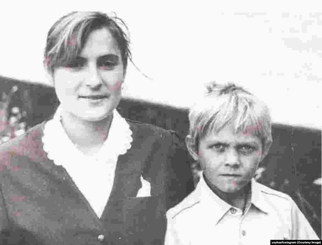 Усик с матерью в 1990-х.В 1990-х семья едва сводила концы с концами. Маленький Александр заболел пневмонией и много месяцев лежал в больницах. Врачи предупреждали родителей, что их сын может не выжить. После перенесенного заболевания Усику рекомендовали спорт как способ укрепить иммунитет, и он занялся футболом