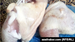 Türkmenistanyň döwlet dükanlarynda satylýan towuk budy. Arhiwden alnan surat