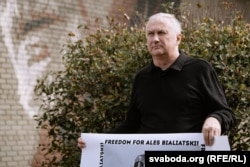 Павал Сапелка на акцыі ў падтрымку палітвязьня Алеся Бяляцкага ў дзень яго народзінаў, Вільня, Літва, 25 верасьня 2024 году