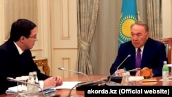 Президент Казахстана Нурсултан Назарбаев  во время встречи с председателем Национального банка Данияром Акишевым. 16 июля 2018 года.