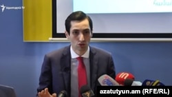 Երևանի ավագանու «Լույս» խմբակցության ղեկավար Դավիթ Խաժակյանը հանդես է գալիս ասուլիսով, 31 օգոստոսի, 2020թ.