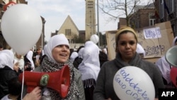 Бельгияда хижабы үчүн иштен бошотулган аял тарапкерлери менен HEMA соода түйүнүнө каршы демонстрацияга чыккан учур. 12-март, 2011-жыл. 
