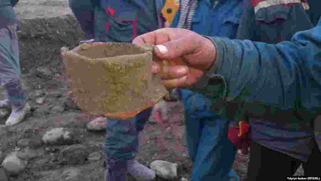 Высота кувшина составляет 1 метр