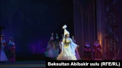"Ак Мөөр" музыкалык драмасы. Чыгармачыл топтун экинчи курамында башкы ролдо Адия Ысмайылова.