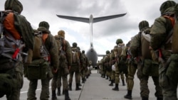 Российские десантники перед посадкой в ​​транспортный самолет Ил-76 во время учений "Запад-2021", проводимых вооруженными силами России и Беларуси на аэродроме в Калининградской области. 13 сентября 2021 года. 