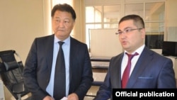 Саламаттык сактоо министри Талантбек Батыралиев жана юстиция министри Уран Ахметов.