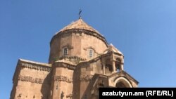 Լուսանկարում` Վանի Սուրբ Խաչ եկեղեցին, արխիվ