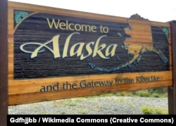 Знак «Ласкаво просимо до Аляски» на шосе Клондайк. Аляска, США (ілюстративне фото)