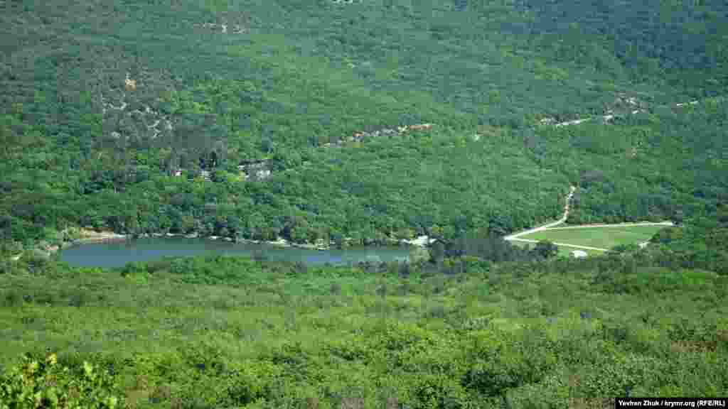 Торопове озеро. З цього ракурсу його можна побачити зі схилу гори Аю-Кая. Озеро штучне, а місцевість навколо в Севастополі називають Тороповою дачею &ndash; на честь першого власника