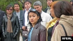 Представители общественных организаций у здания Бостандыкского РУВД Алматы. 14 апреля 2009 года.